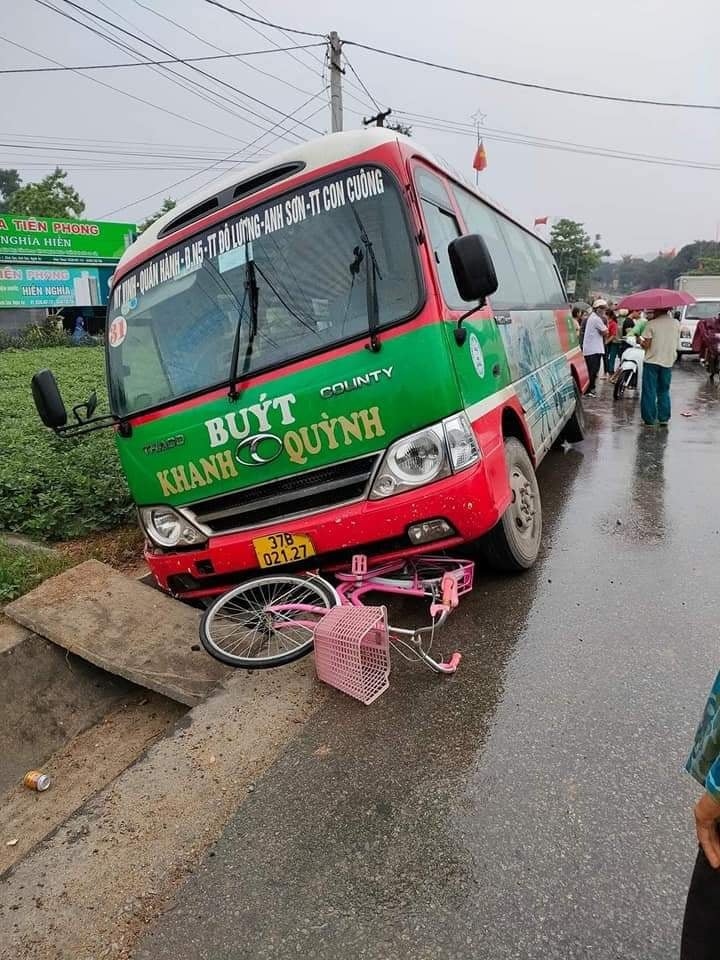 Xe buýt tông xe đạp, một học sinh tử vong khi đang trên đường đến trường